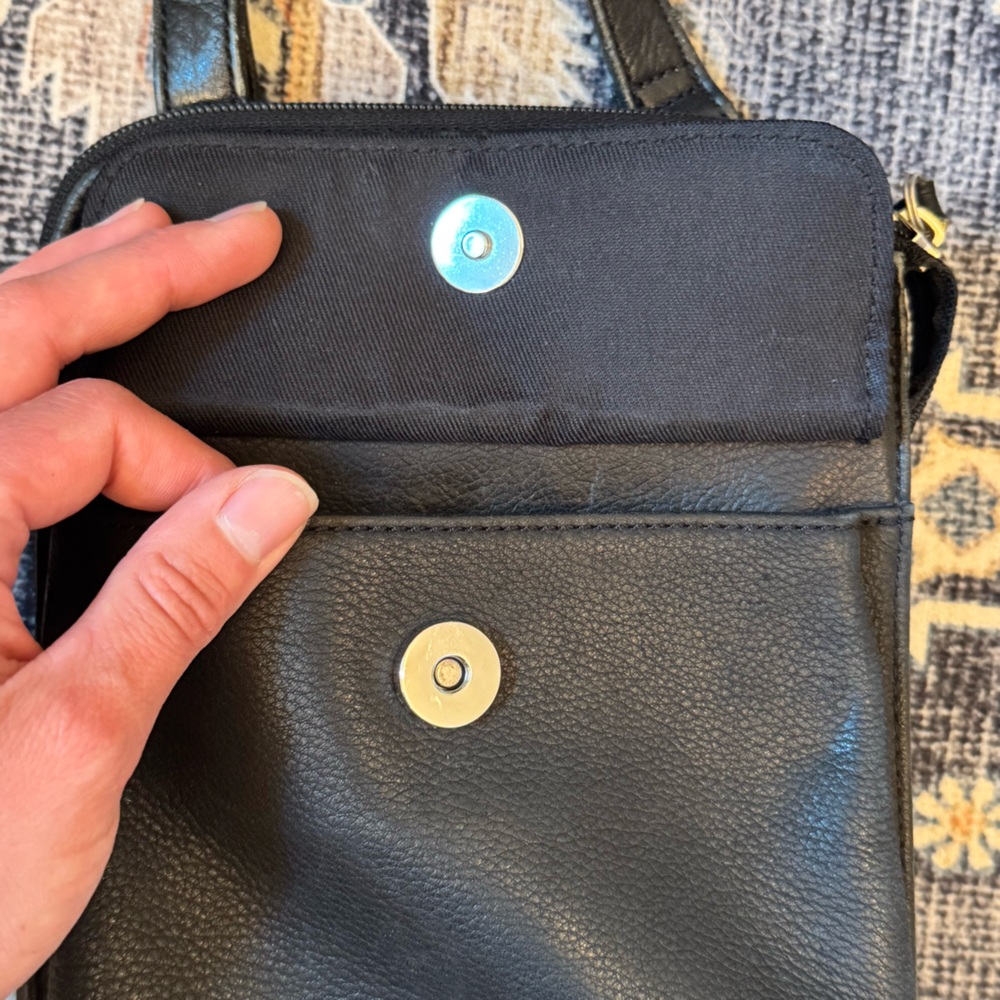 Vintage Fossil Women’s Black 100% Genuine Leather Crossbody Purse - Picture 4 of 16